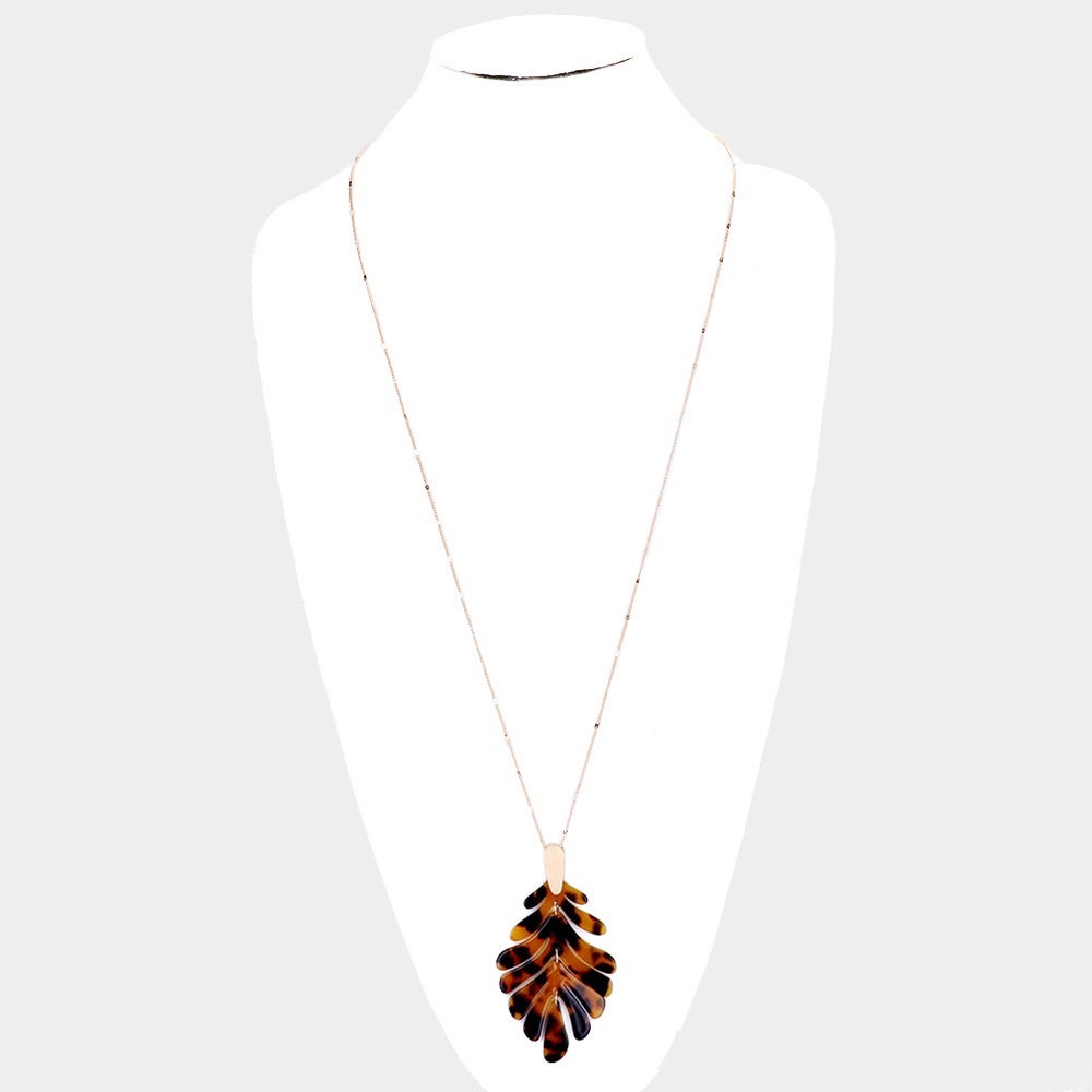 Tortoise leaf pendant necklace
